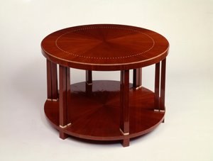 Una mesa baja redonda de dos niveles con chapa de palisandro, incrustada con marfil de Émile Jacques Ruhlmann