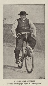 Un ciclista clerical de English Photographer