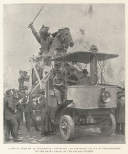 Un héroe galo en un automóvil, transportando la estatua de Bartholdi de Vercingétorix al Grand Palais de los Campos Elíseos de English Photographer