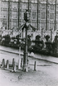 Una señal de tráfico en una calle de Londres de English Photographer