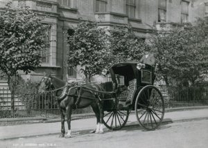 Un conductor sentado en su cabriolé