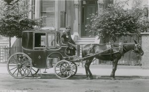Un coche de cuatro ruedas