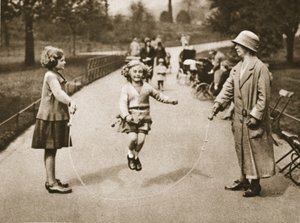Una niña saltando en Hyde Park o Kensington Gardens, de Wonderful London, publicado 1926-27 de English Photographer