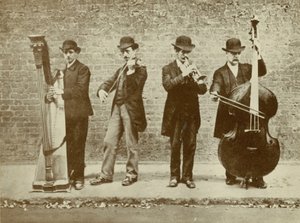 Un grupo de músicos callejeros