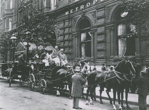 Un carruaje tirado por caballos en la calle frente al Hotel Metropole de English Photographer