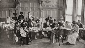 Reunión de costura de la Cruz Roja de señoras en el Hotel Claridge, haciendo camisas de lana para el esfuerzo de guerra durante la Primera Guerra Mundial, de 