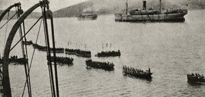 Una fuerza de desembarco dejando los transportes hacia la costa durante la Campaña de Gallipoli, de 