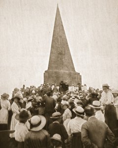 Una pintoresca costumbre antigua en St. Ives: el Old Hundredth en el Obelisco John Knill, de The Illustrated War News, 2 de agosto de 1916 de English Photographer