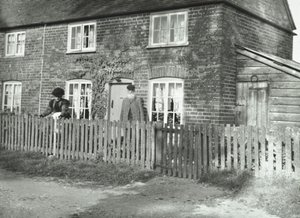 Una escena rural en el área de Wandsworth con una pareja de ancianos en el jardín de una propiedad estilo cabaña, Londres, 1895 de English Photographer