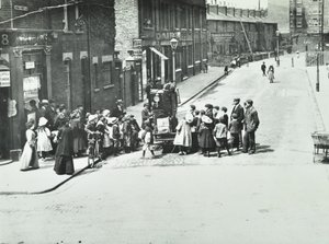 Un organillero en Putney, Londres, 1886 de English Photographer