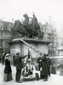 Un telescopio para mirar el Big Ben en el Embankment junto a la estatua de Boadicea de English Photographer