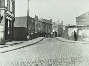 Un caballo blanco viaja por Rhodeswell Road hacia Old Victory Bridge, 1895 de English Photographer