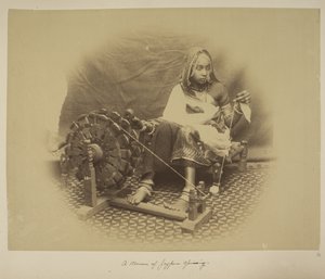 Una mujer de Jeypore hilando, c.1890 (fotografía en b/n) de English Photographer