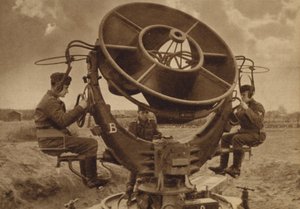 Localizador acústico con operadores en sus puestos (foto b/n) de English Photographer