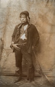 Actor disfrazado de barrendero (foto b/n)