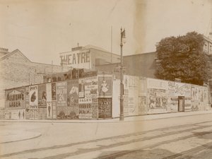 Anuncios en la esquina de Latchmere Road y Lavender Hill, Wandsworth, Londres de English Photographer