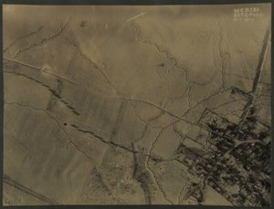 Fotografía aérea con trincheras de la Primera Guerra Mundial, 1918 de English Photographer