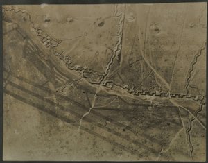 Fotografía aérea con trincheras de la Primera Guerra Mundial, 1918 de English Photographer