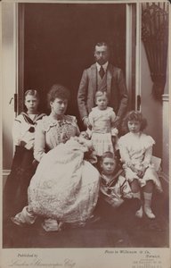Alberto Eduardo y la Princesa Alexandra con su familia de English Photographer