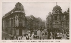 Aldwych mostrando el teatro Gaiety y el Waldorf Hotel de English Photographer