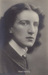 Alfred Bierling, músico de English Photographer
