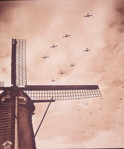 Aeronaves aliadas remolcan planeadores con tropas aerotransportadas sobre los Países Bajos, Batalla de Arnhem de English Photographer
