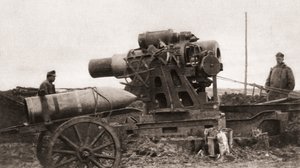 Un gigantesco obús de asedio austriaco y su proyectil, utilizado durante la Primera Guerra Mundial, de The Illustrated War News, 1915 de English Photographer