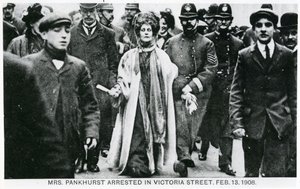 Arresto de la Sra. Emmeline Pankhurst en Victoria Street, 13 de febrero de 1908 de English Photographer