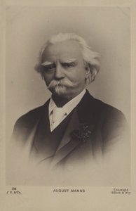 August Manns, director británico nacido en Alemania de English Photographer