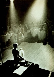 Beatrice Lillie, una artista de revista en la década de 1920 bajo un foco en el Café de París de English Photographer