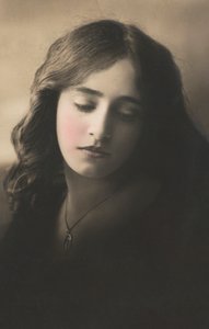 Hermosa chica, con el pelo largo y oscuro, con medallón alrededor de su cuello (foto)
