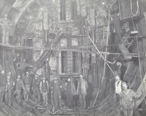 Blackwall Tunnel: un grupo de trabajadores en la esclusa de aire, 1894 de English Photographer