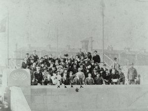Blackwall Tunnel: multitud reunida en la ceremonia de apertura, 1897 de English Photographer