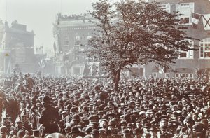 Blackwall Tunnel: multitudes en la ceremonia de apertura, 1897 de English Photographer