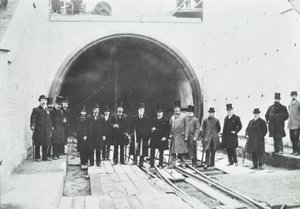 Blackwall Tunnel: inspección de la parte subacuática por dignatarios, 1895 de English Photographer