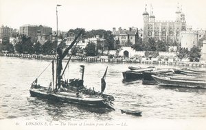 Barcos en el Río Támesis con la Torre de Londres al fondo de English Photographer