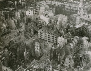 Imagen de daños por bombas desde la cima de la Catedral de San Pablo de English Photographer