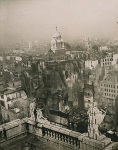 Imagen de daños por bombas desde la cima de la Catedral de San Pablo