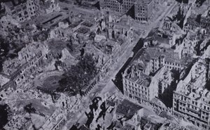 Ruinas bombardeadas de Berlín, Alemania, Segunda Guerra Mundial de English Photographer