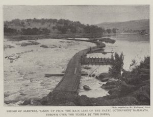 Puente de Durmientes, tomado de la Línea Principal de los Ferrocarriles del Gobierno de Natal, arrojado sobre el Tugela por los Bóers de English Photographer