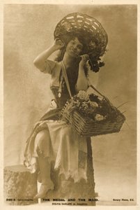 La actriz británica Sylvia Sablanc como Josephine en La medalla y la doncella (foto b/n) de English Photographer