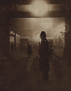 Policía británico en una calle con niebla (foto en blanco y negro)