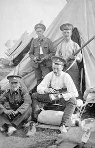 Soldados británicos en el campamento limpiando su equipo