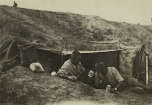 Soldados británicos fuera de servicio en un campamento en Tel-el-Jemi, Palestina, octubre de 1917 (foto en blanco y negro) de English Photographer