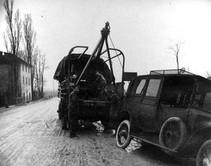 Soldados británicos remolcando un vehículo motorizado en Italia durante la Primera Guerra Mundial de English Photographer