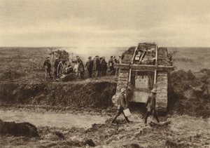 Escuadrón de tanques británicos pasando posiciones de artillería en Graincourt en su camino para atacar Bourlon Wood, Batalla de Cambrai, Francia, Primera Guerra Mundial, noviembre de 1917 de English Photographer