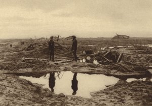 Tanques británicos atascados en el barro antes de poder alcanzar las líneas alemanas en Ypres, Bélgica, Primera Guerra Mundial de English Photographer