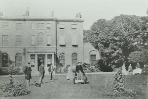 Broomwood House, Broomwood Road: elevación trasera, Londres, 1890 de English Photographer