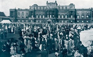 Fiesta en el jardín del Palacio de Buckingham, 1911 de English Photographer