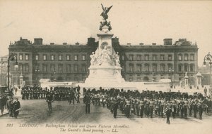 Palacio de Buckingham y Memorial de la Reina Victoria; La Banda de los Guardias pasando